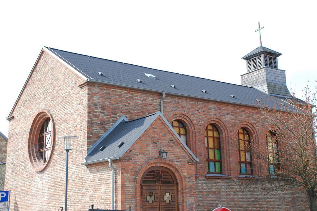 Eine Backsteinkirche mit einem Kreuz darauf