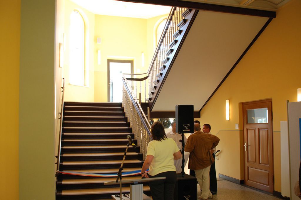 Eine Gruppe von Menschen steht auf einer Treppe