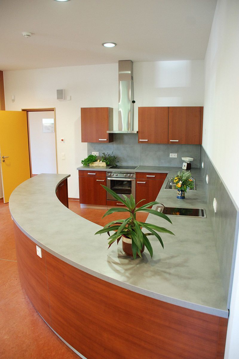 Eine Küche mit einer geschwungenen Arbeitsplatte und einer Pflanze darauf