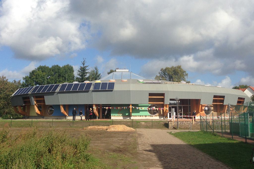 Es entsteht ein großes Gebäude mit Sonnenkollektoren auf dem Dach