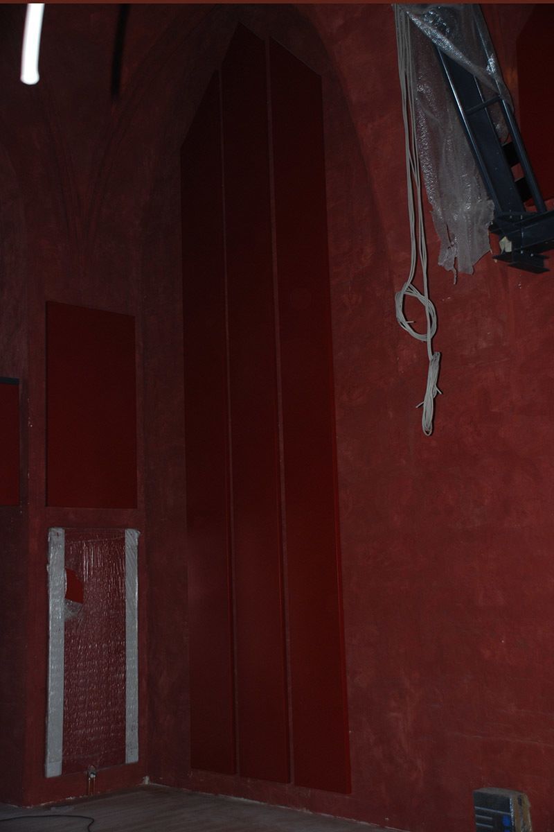 Ein roter Raum mit einem Seil, das von der Decke hängt