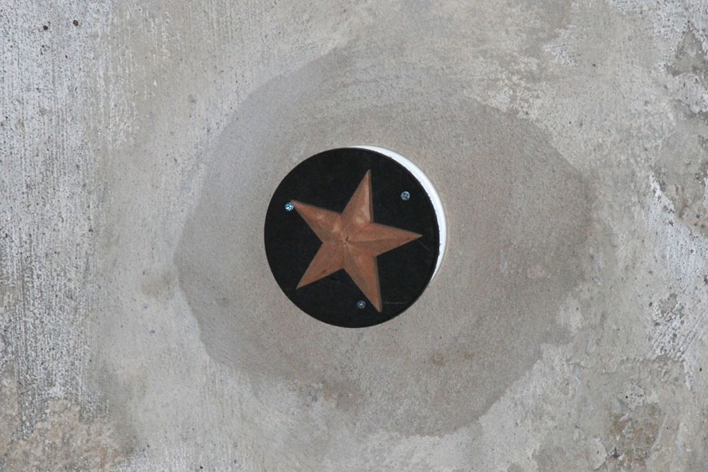 Ein Stern in einem Kreis auf einer Betonoberfläche