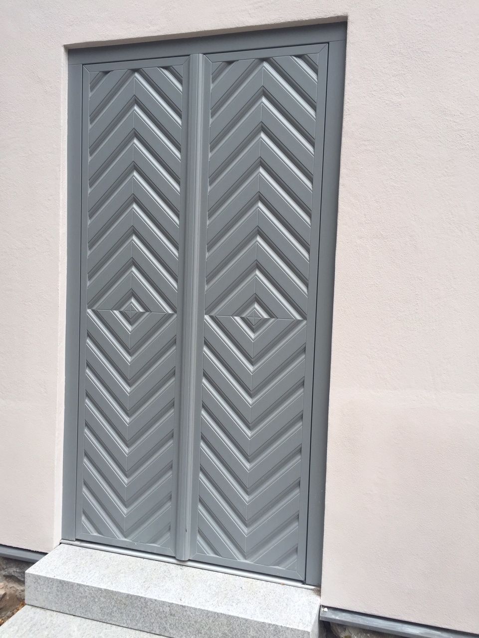 Eine graue Tür mit einem Chevron-Muster darauf