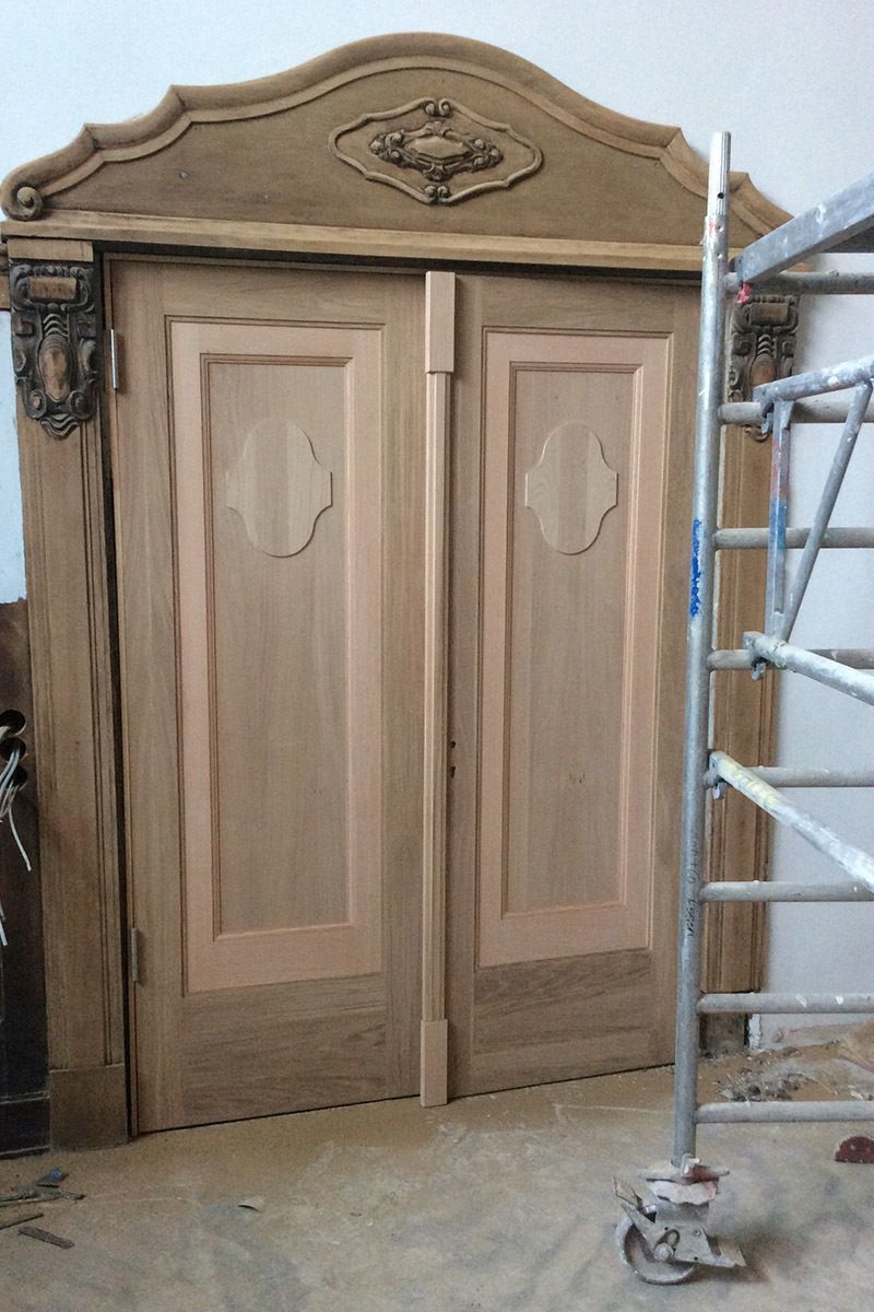 Eine Holztür mit einem Gerüst davor