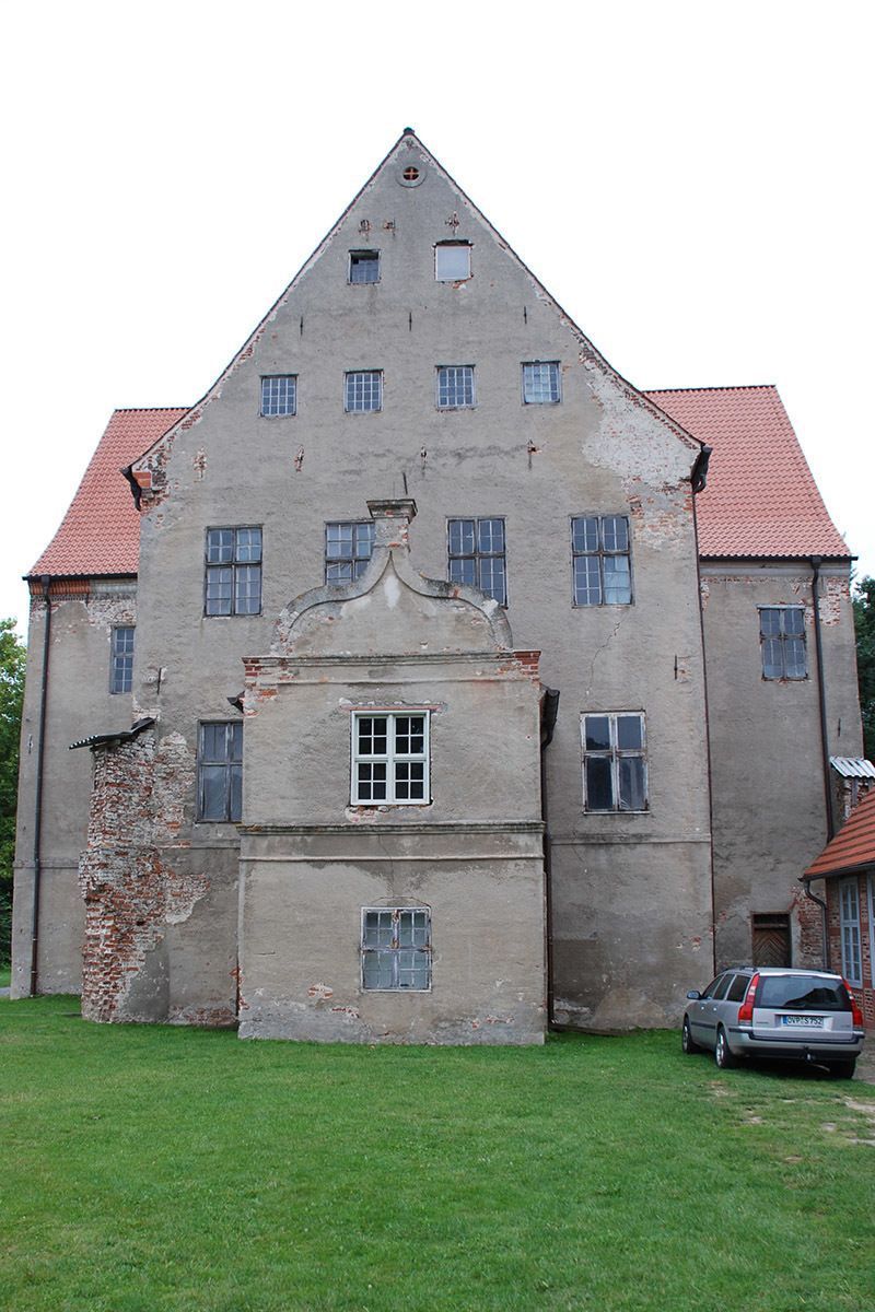 Ein großes Gebäude mit einem davor geparkten Auto