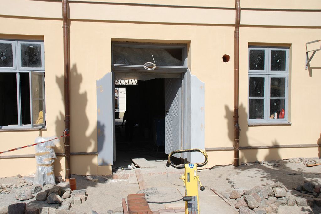 Ein im Bau befindliches Gebäude mit einer gelben Maschine davor