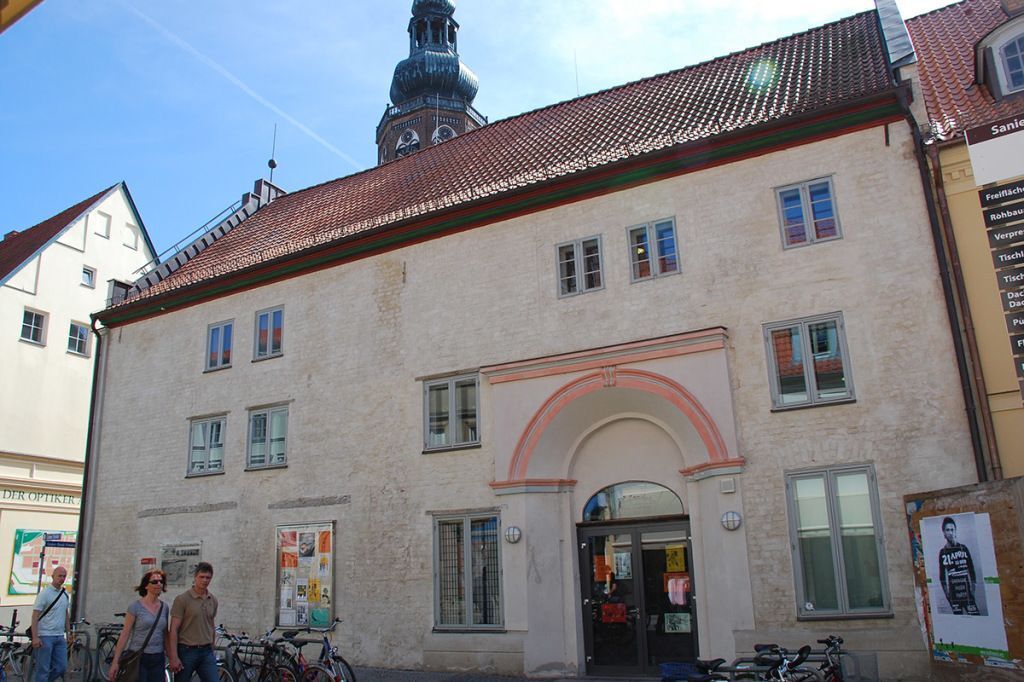 Ein großes Gebäude mit einem Glockenturm darauf
