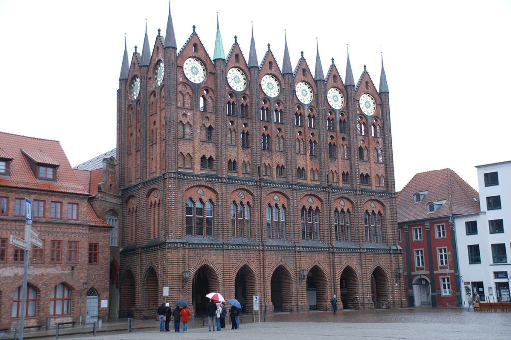 Ein großes Backsteingebäude mit einer Uhr darauf