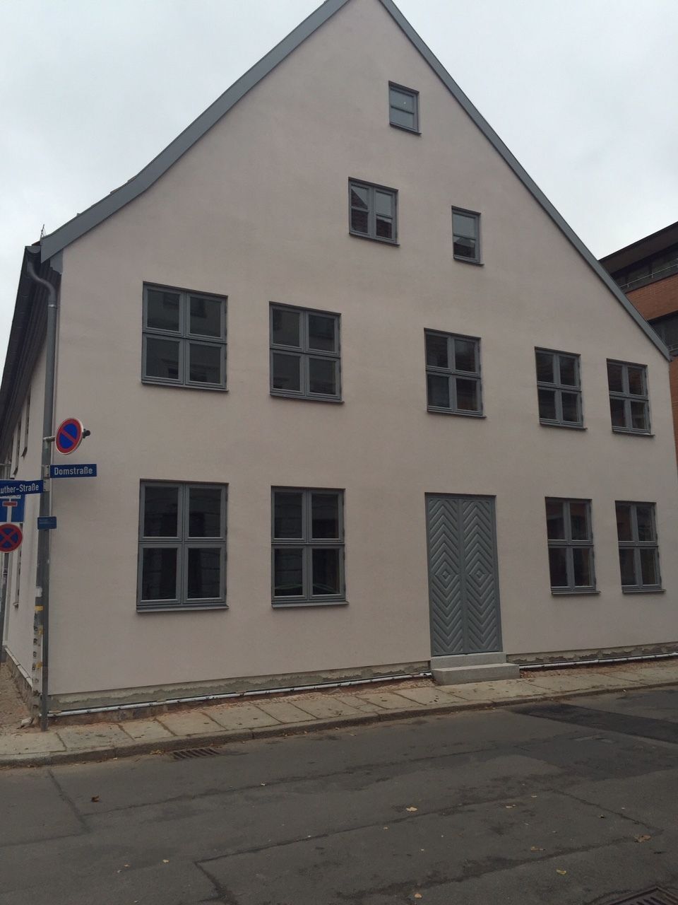 Ein Gebäude mit einem Parkverbotsschild davor