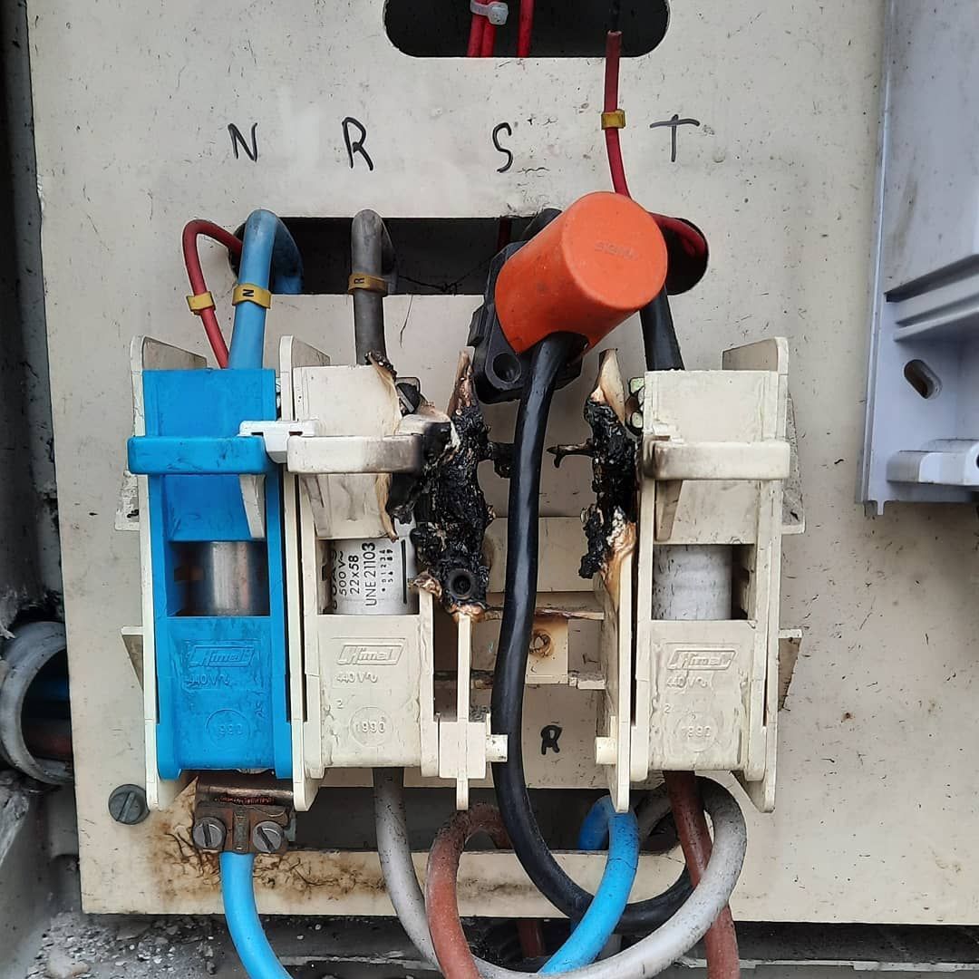Un primer plano de una caja eléctrica con la palabra nrst escrita en ella.