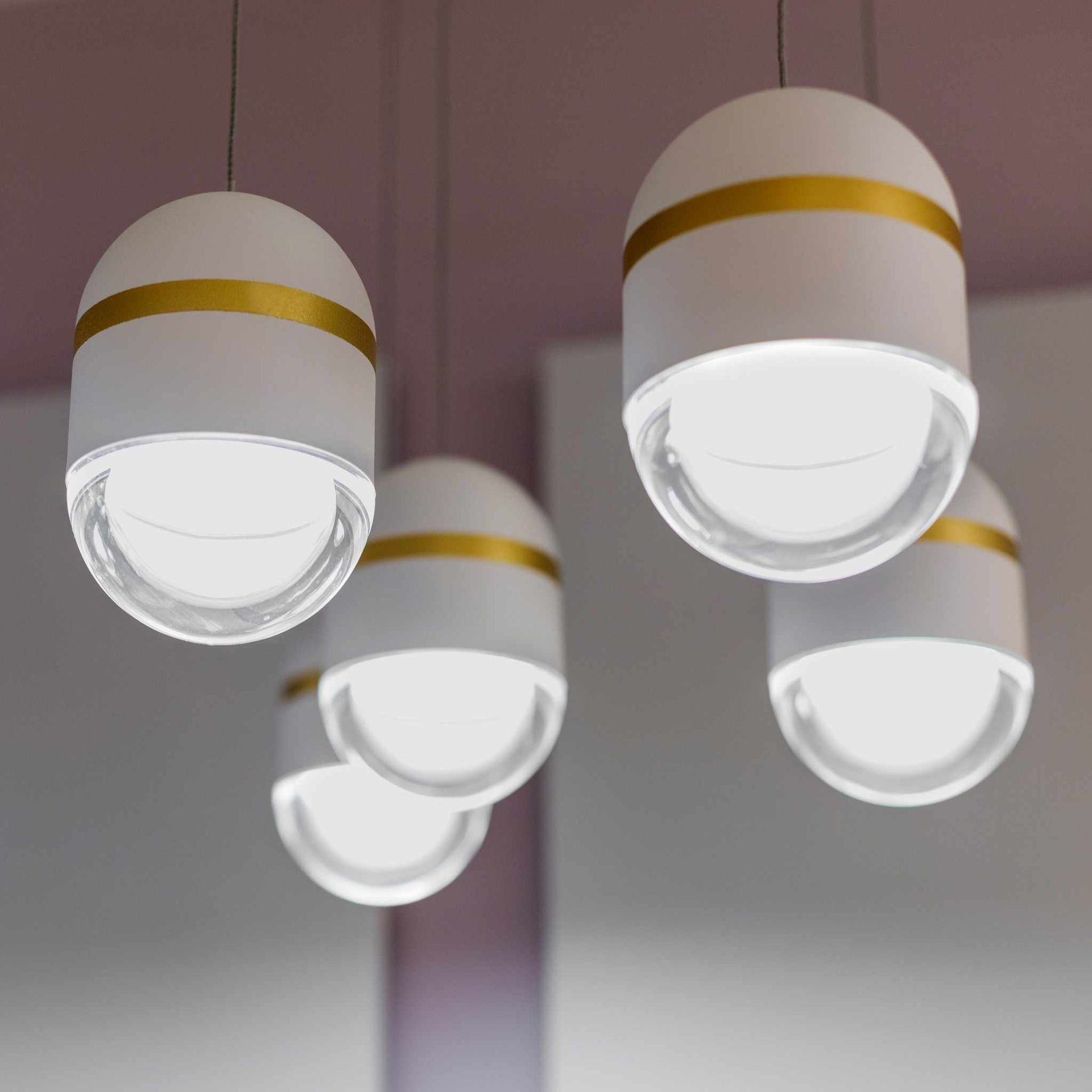 Un grupo de luces colgantes que cuelgan del techo.