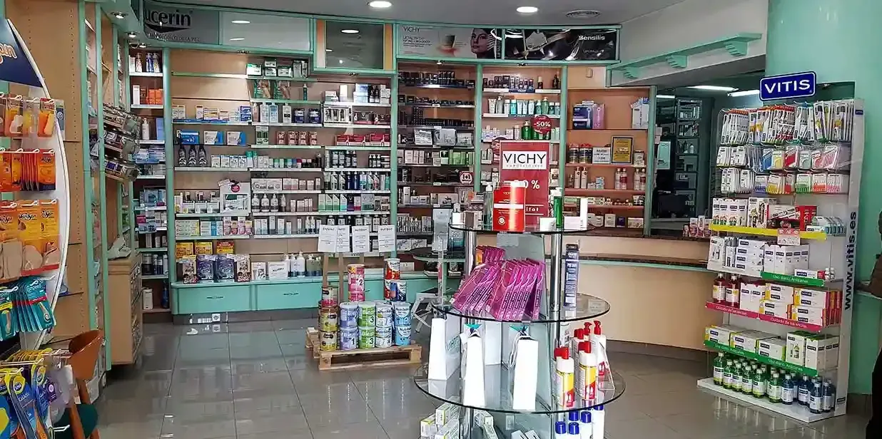 El interior de una farmacia llena de muchos productos.