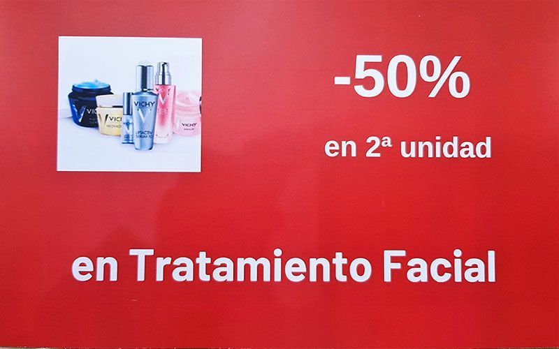 A red sign that says -50 % en 2a unidad en tratamiento facial