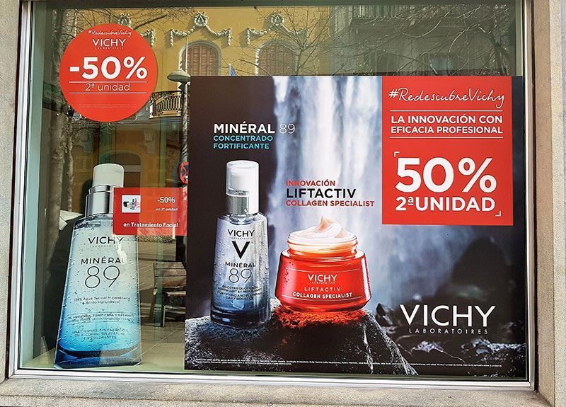 Escaparate de productos Vichy con un 50% de descuento