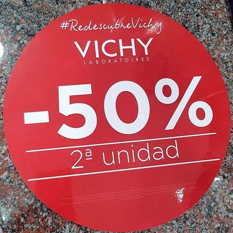 Un círculo rojo con la palabra vichy en él.