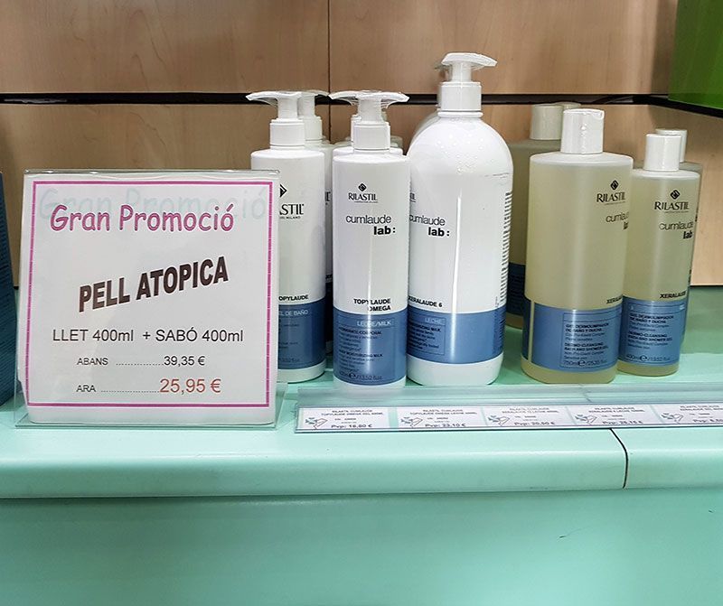 Una estantería con botellas de loción y un cartel que dice gran promoción para pieles atópicas