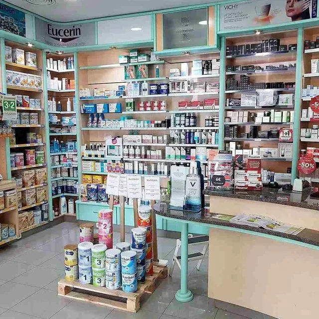 Una farmacia con un cartel que dice Eucerin.