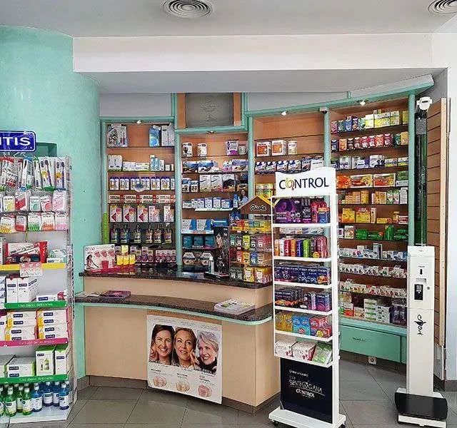 Una farmacia con un cartel que dice control.