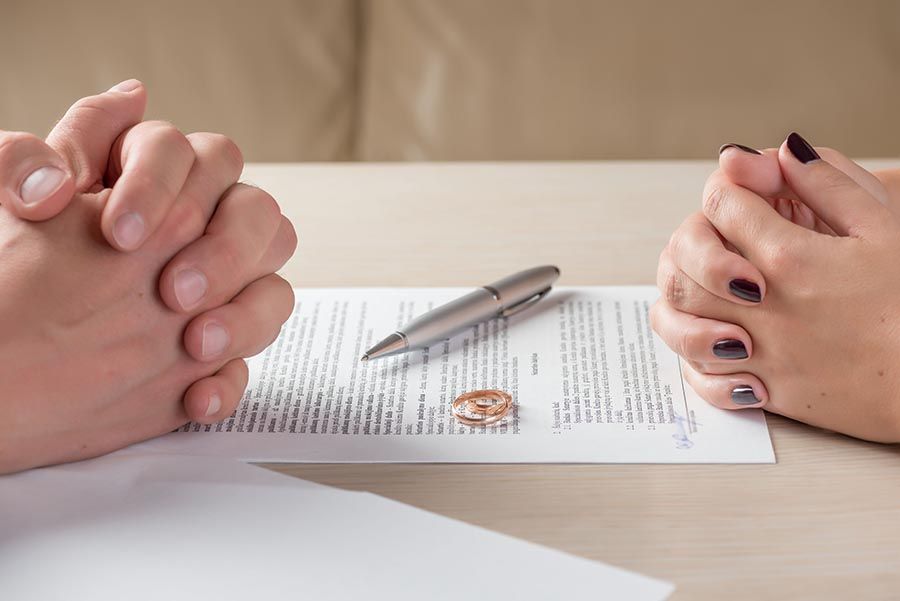 Un document de divorce avec des alliances et un stylo