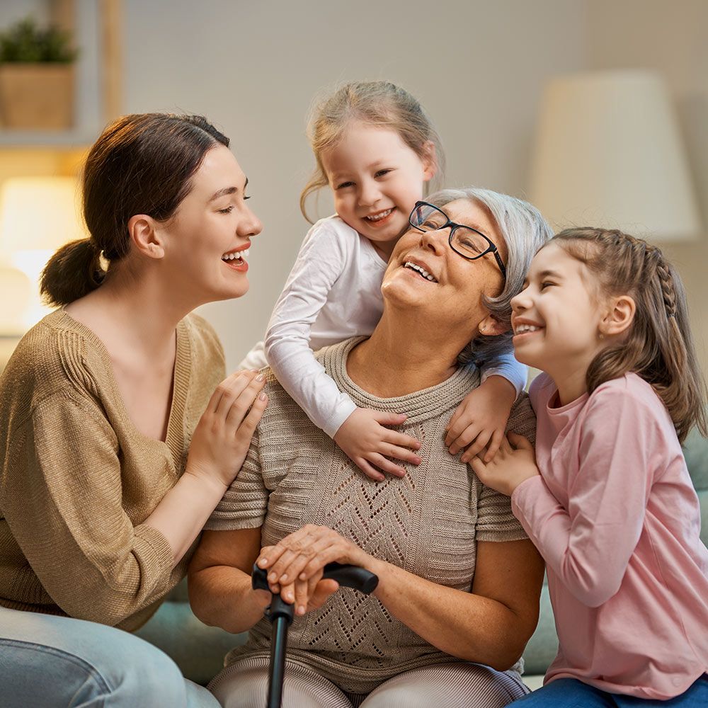 Une famille réunie sur un canapé