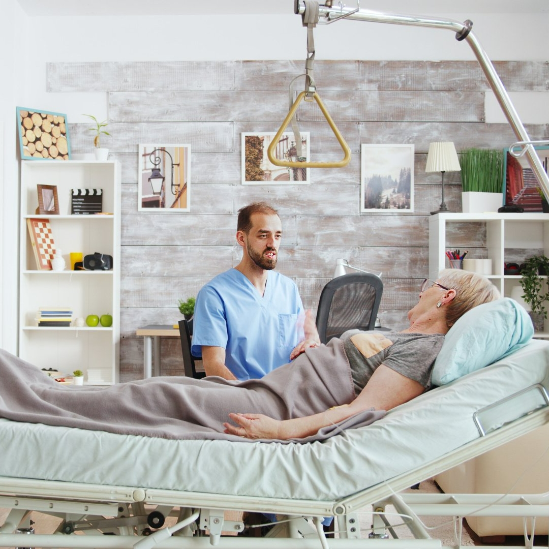 Femme allongée sur un lit médical