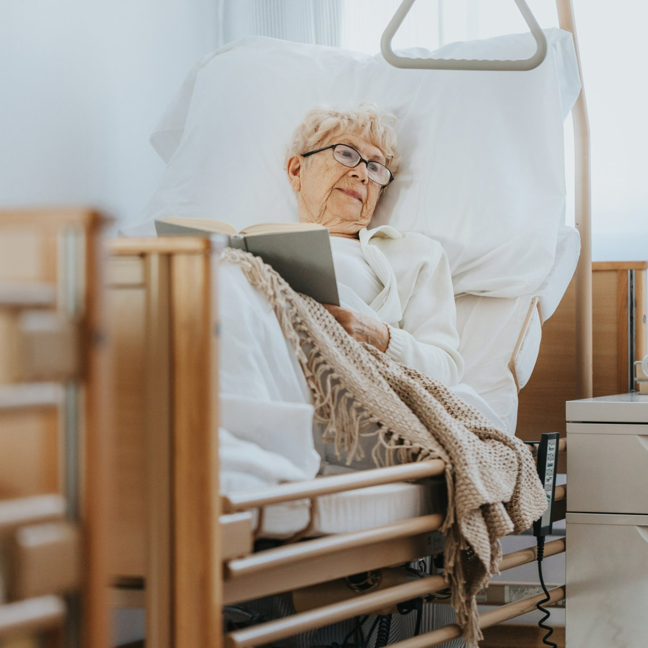 Une personne âgée couchée dans un lit médical