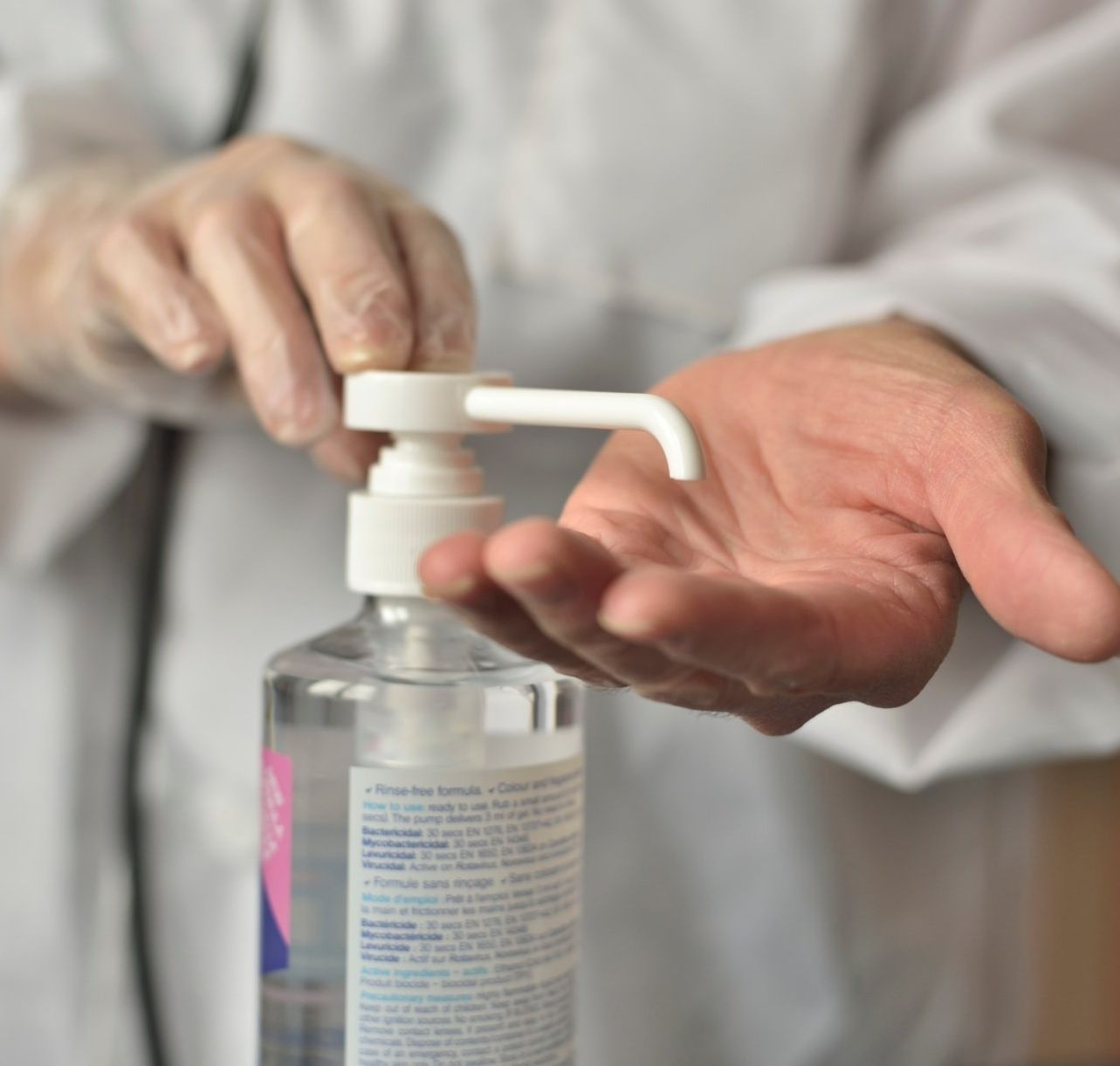 Un médecin se désinfectant les mains