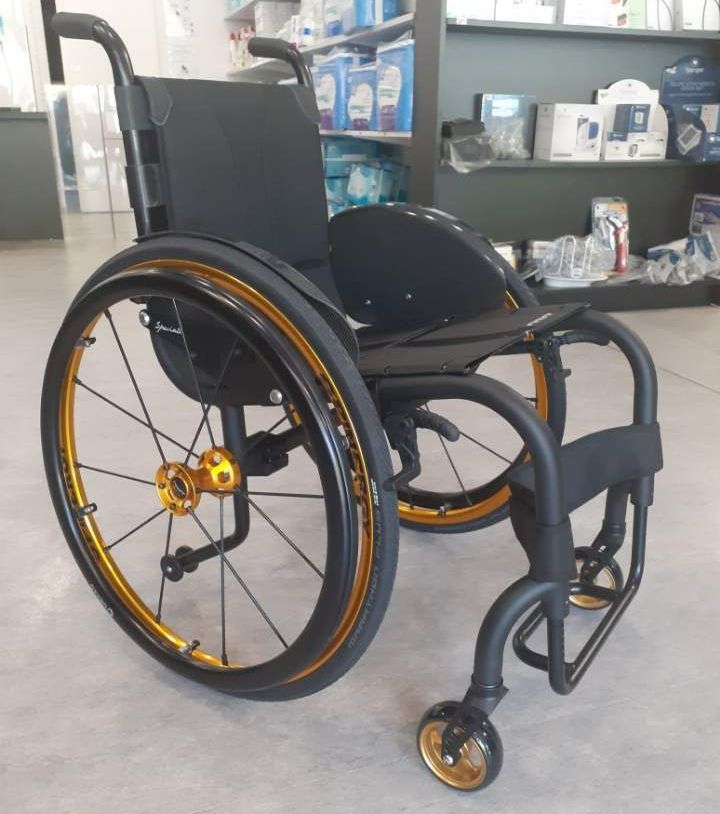 Un fauteuil roulant manuel