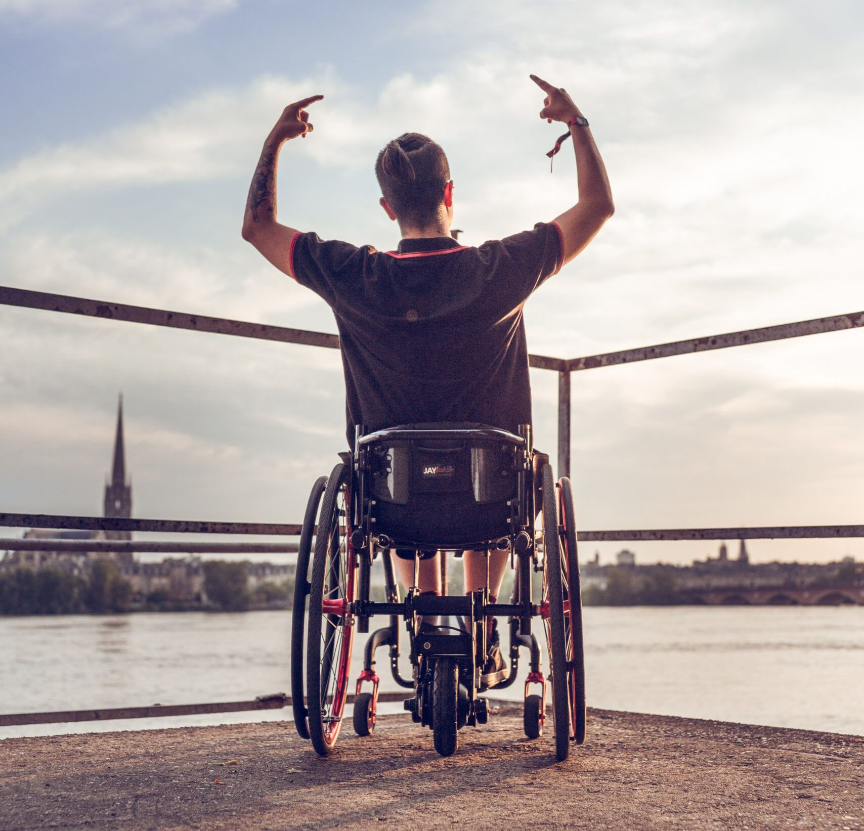 Personne de dos assise dans un fauteuil roulant
