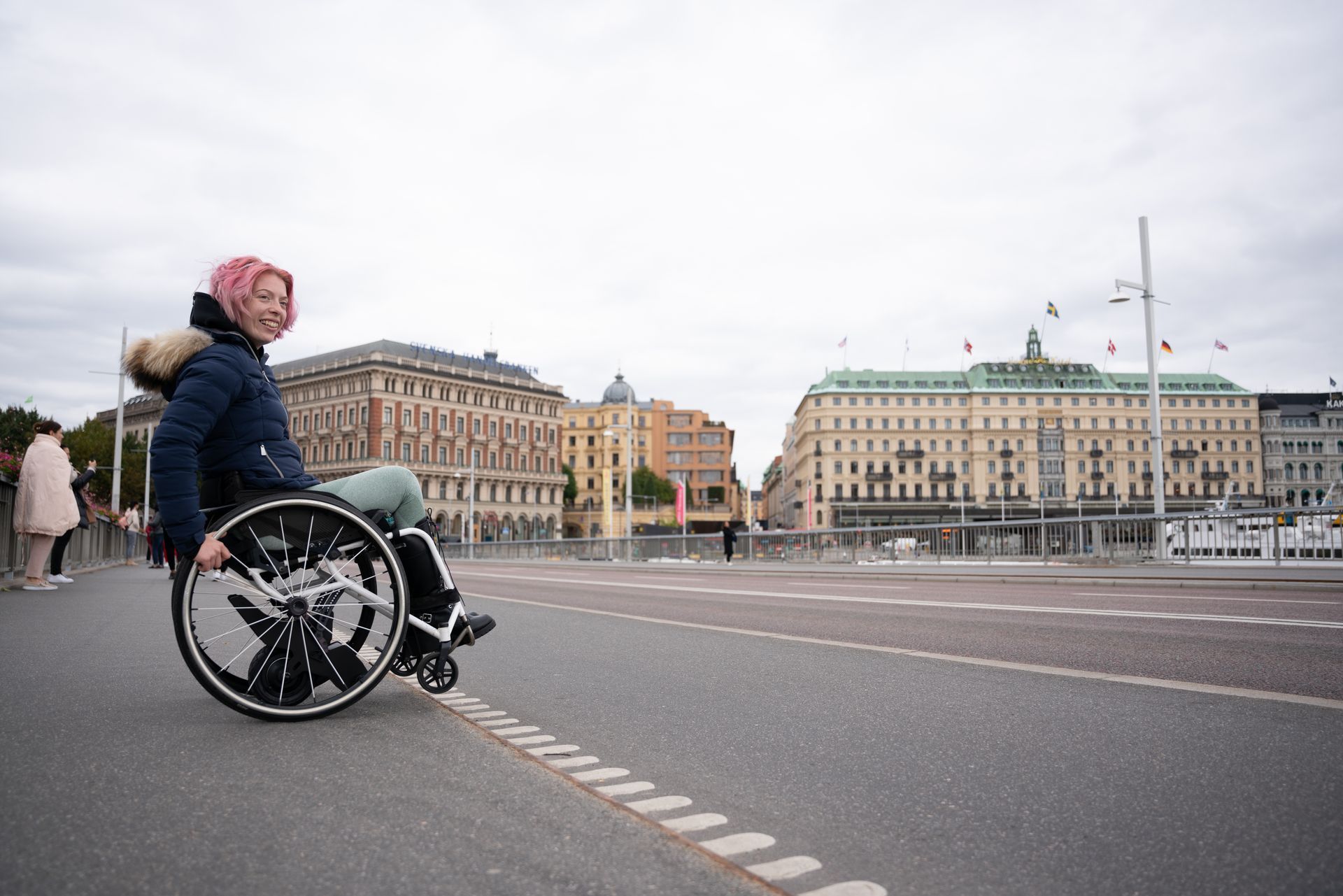 Une personne âgée dans un fauteuil roulant en balade