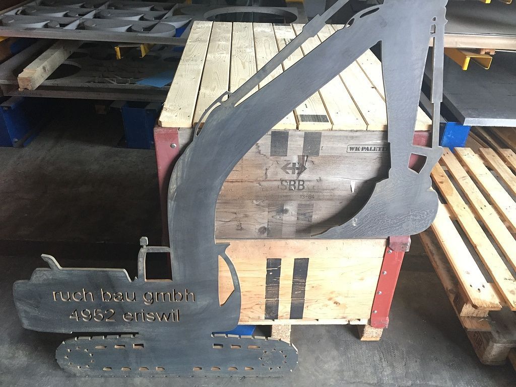 Bagger Silhouette wasserstrahlgeschnitten in 10mm dickem Stahl
