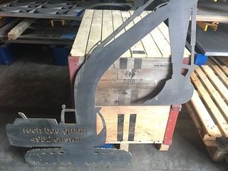Bagger Silhouette wasserstrahlgeschnitten in 10mm dickem Stahl
