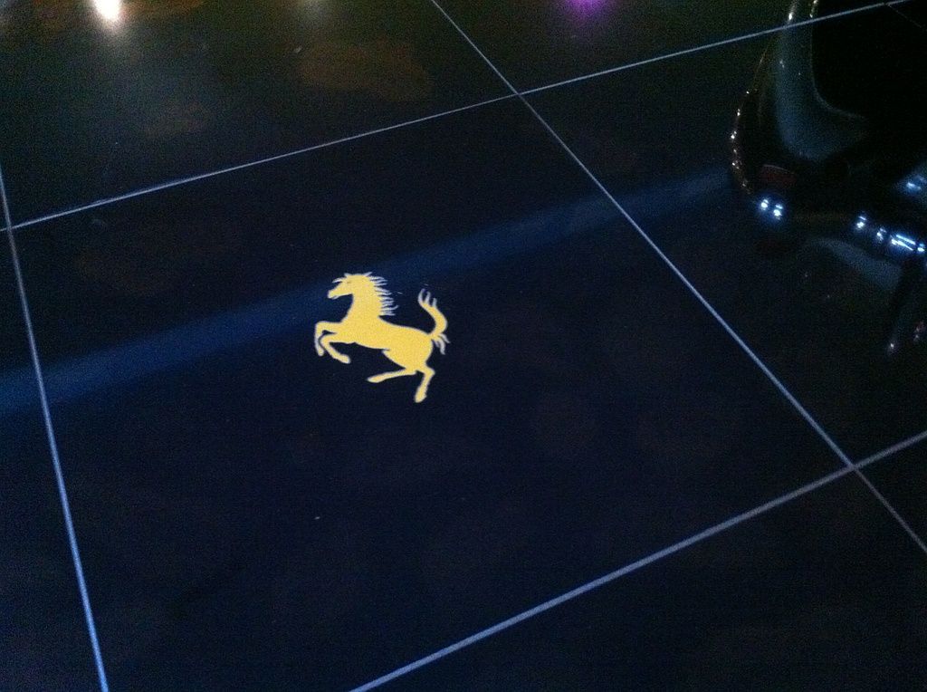 Pferd geschnitten in einer Bodenplatte