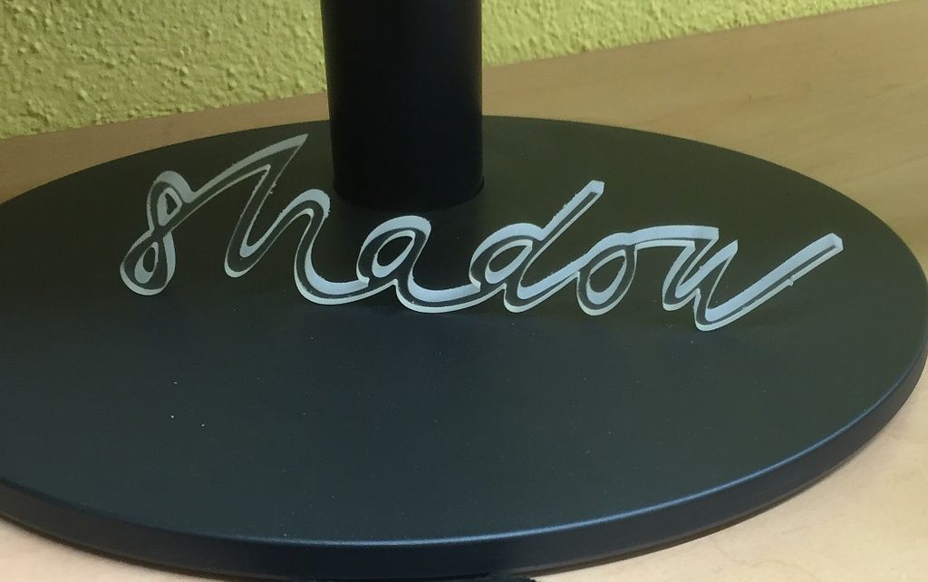 Wasserstrahlschneiden einer Schrift in 5mm Polycarbonat