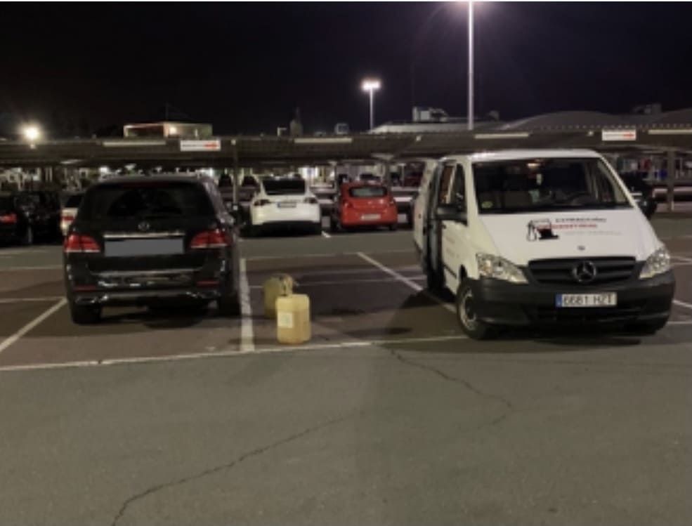 Una camioneta Mercedes blanca está estacionada en un estacionamiento.