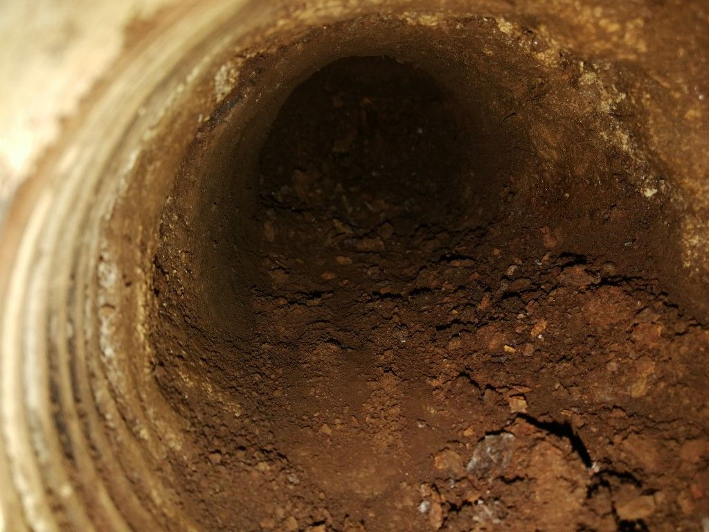 Ein Regenrohr angeschlossen an eine Drainagerohr Hier würde unser Hochdruckreiniger zum Einsatz kommen um die Ablagerungen zu beseitigen