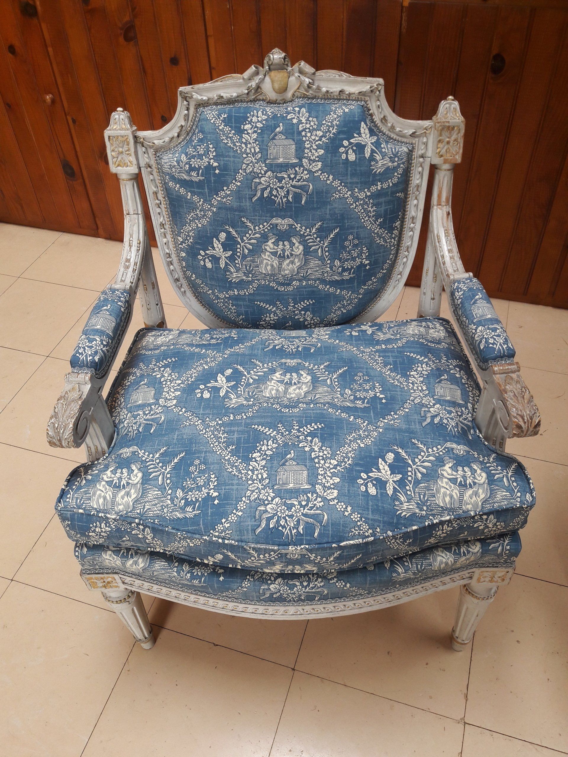 Fauteuil bleu et blanc