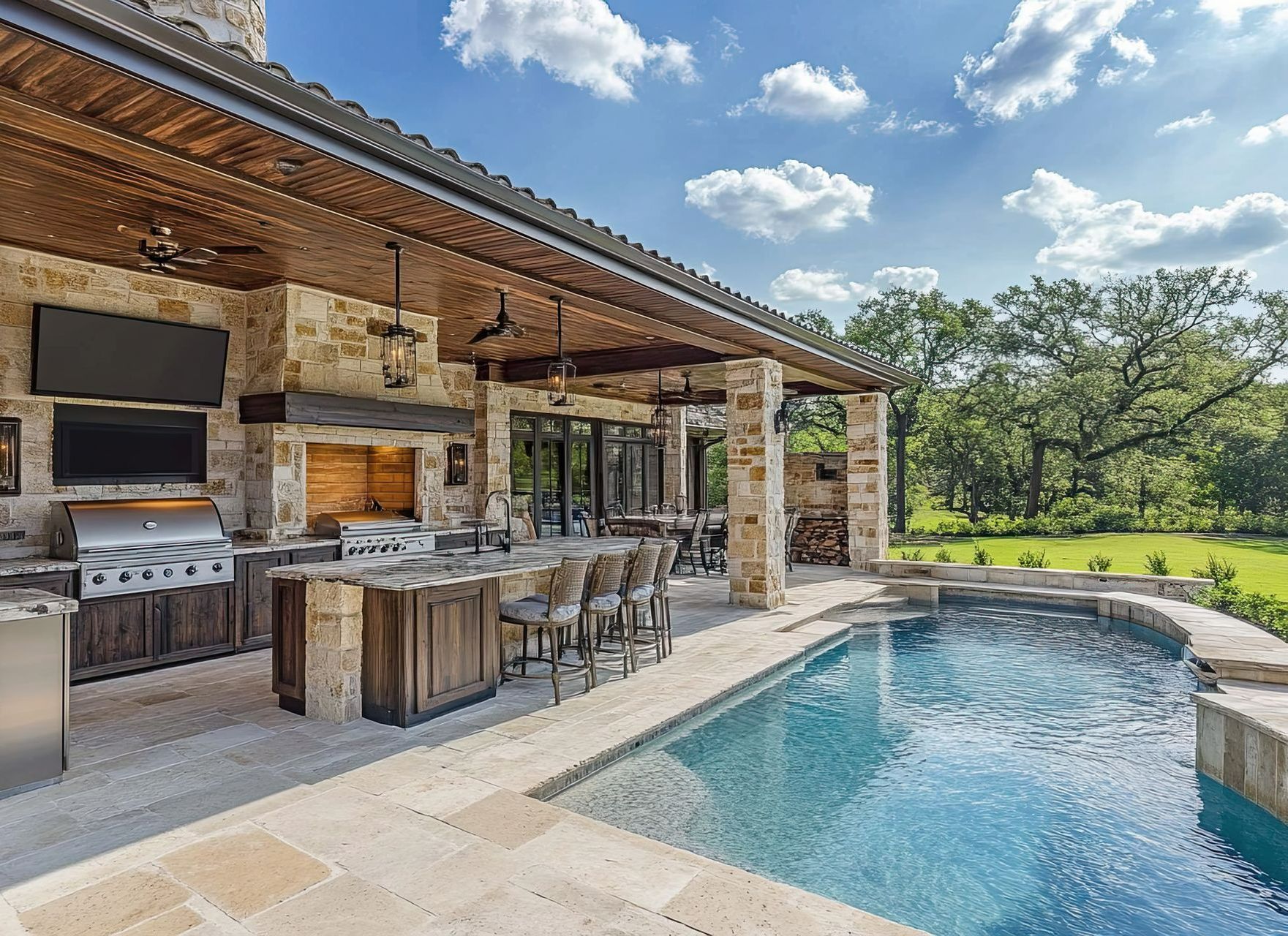 Une piscine avec une cuisine ouverte sur la gauche.