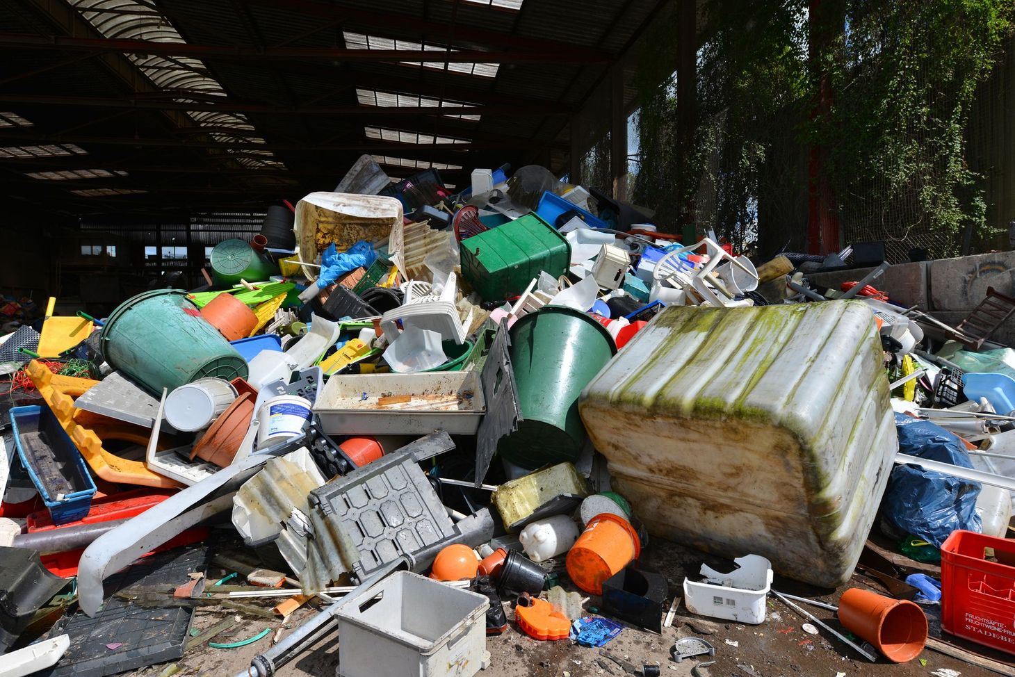 Tas d'ordures et divers déchets dans un local.
