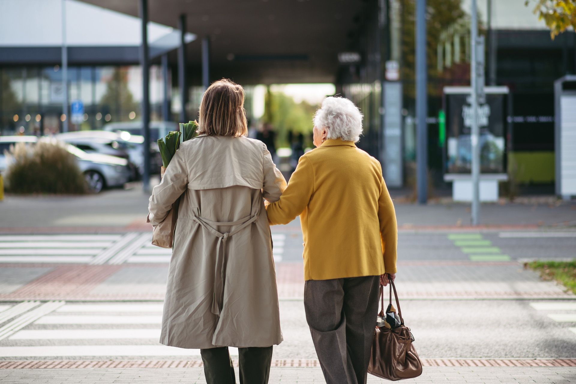 Gemeinsame Unternehmung von älterer Person und Pflegerin