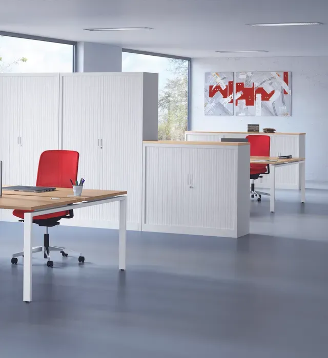 Intérieur de bureau avec mobilier blanc et rouge