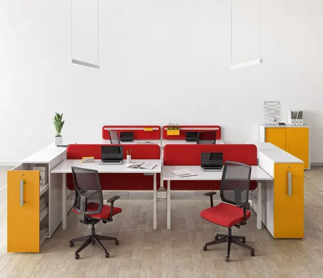 Intérieur de bureau avec chaise et mobilier rouge et jaune