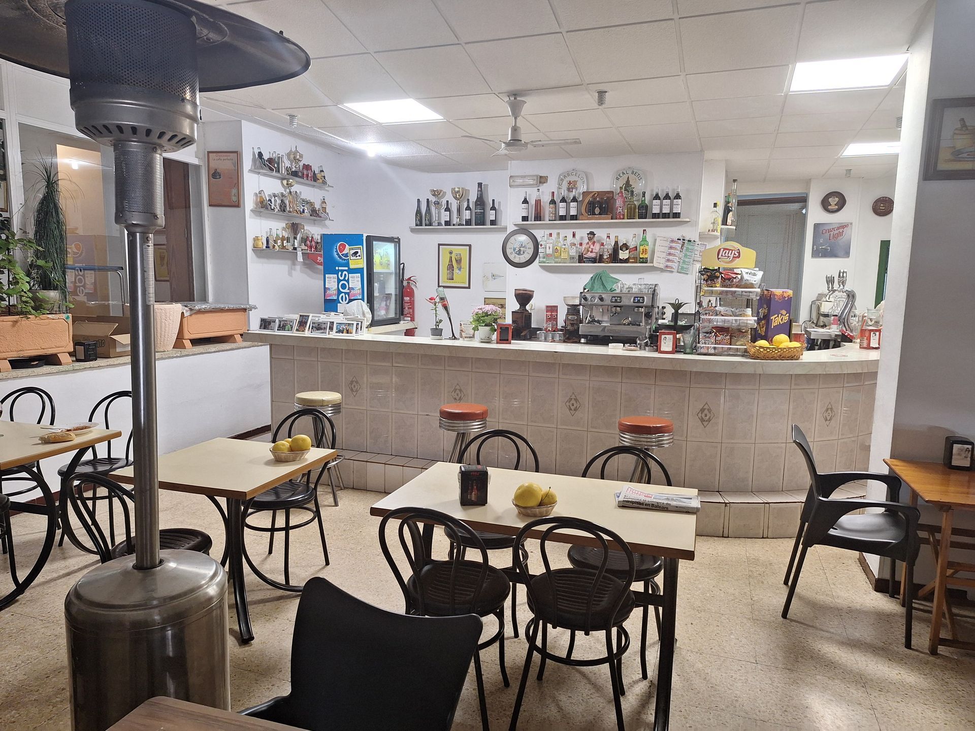 Un restaurante con mesas y sillas y un bar.