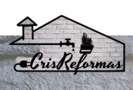 Un logotipo de Crisis Reformas está en una pared de ladrillos blancos.