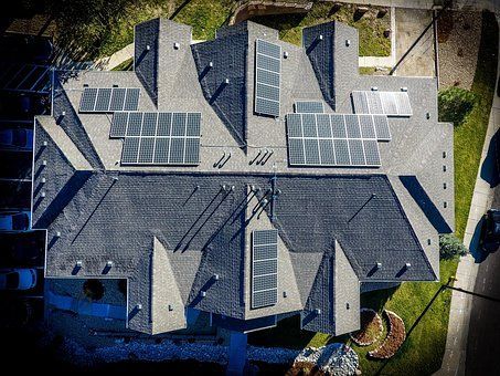 Una vista aérea de una casa con paneles solares en el techo.