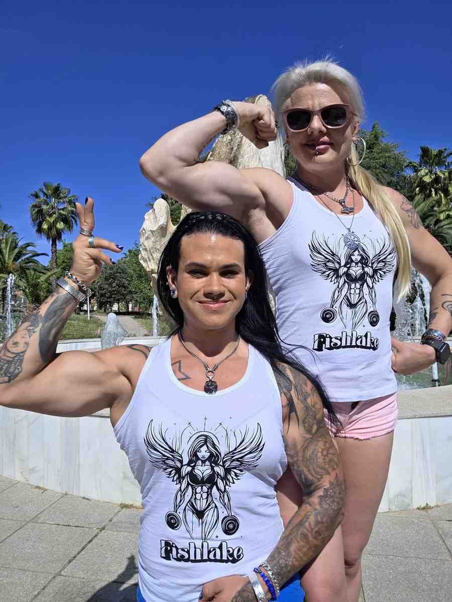 Dos personas posando al aire libre, flexionando los brazos con camisetas blancas sin mangas y gafas de sol a juego.