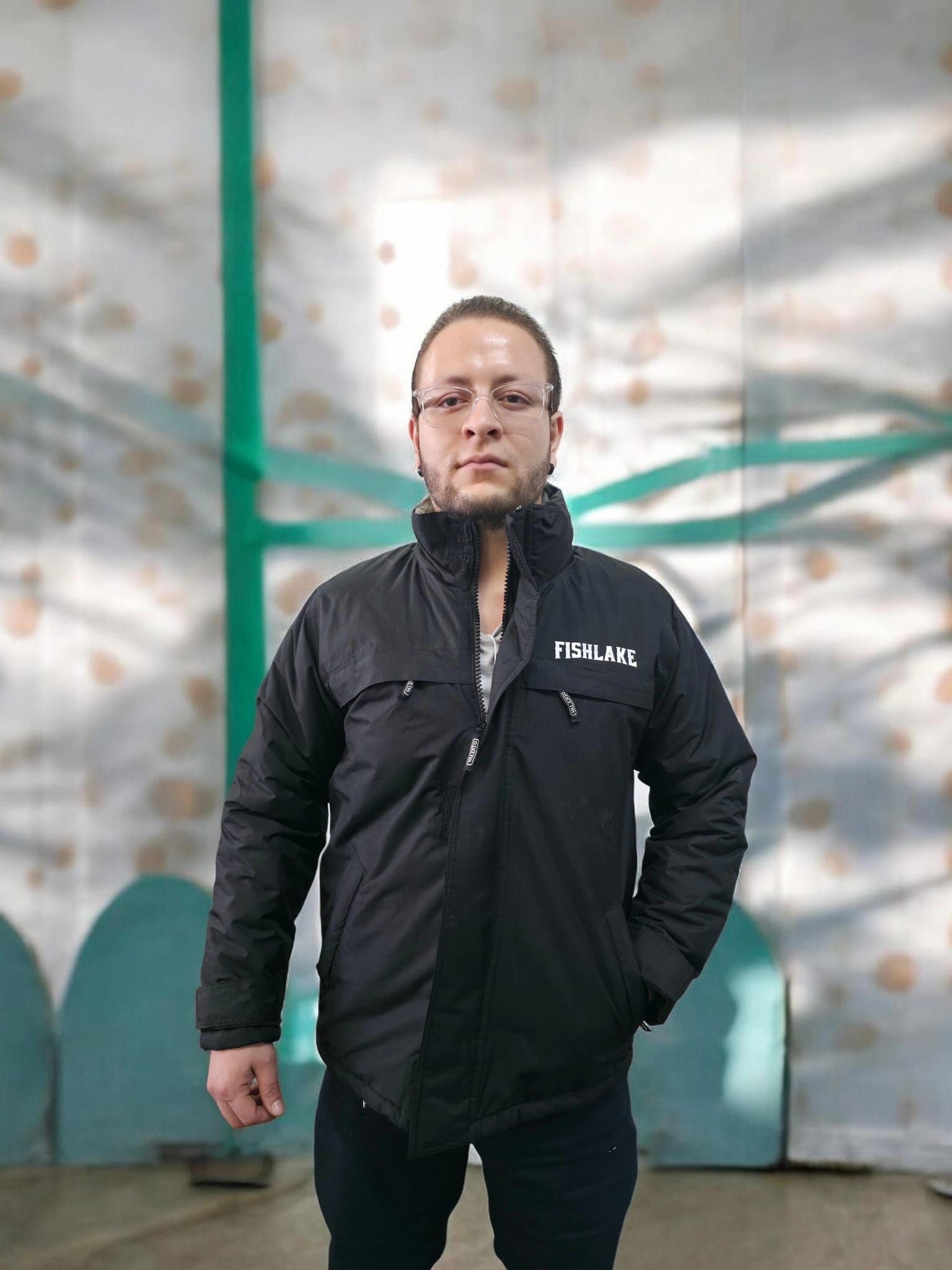 Persona que utiliza una máquina de ejercicios para piernas en un gimnasio, vestida con una camiseta negr.