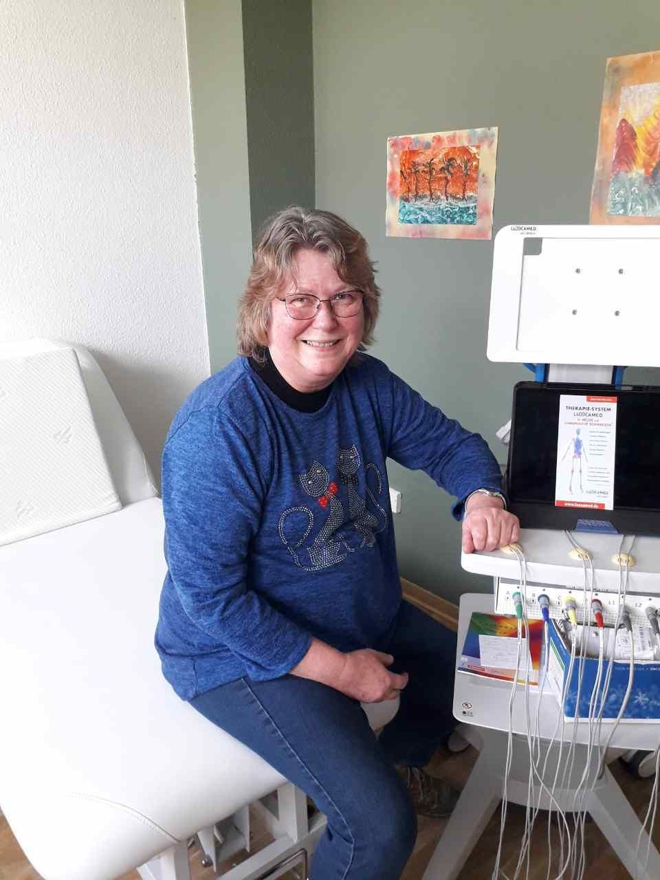 Praxis für Ergotherapie Anke Cornett, Patientin bei Behandlungsliege