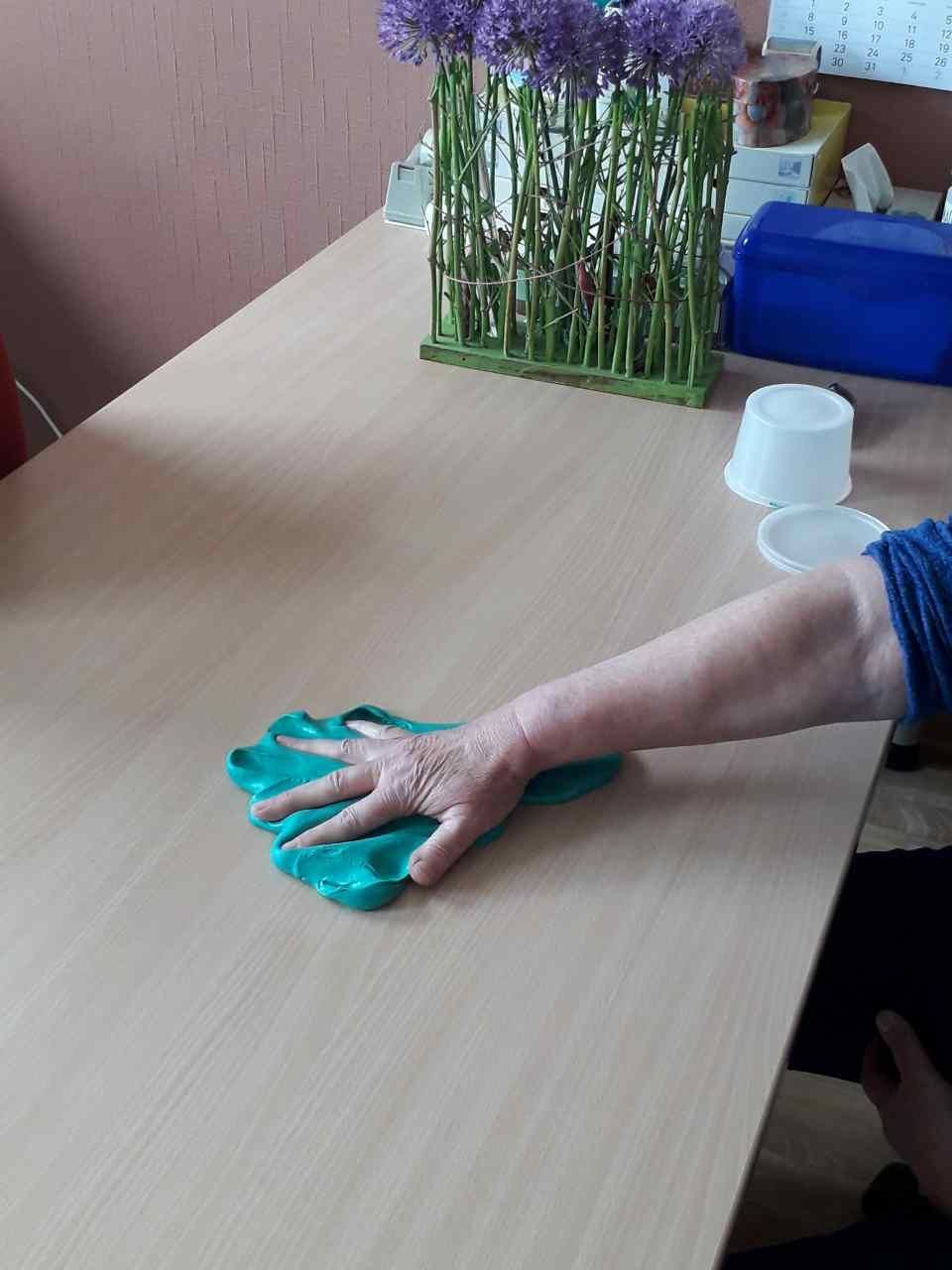 Praxis für Ergotherapie Anke Cornett, Hand drückt in Masse