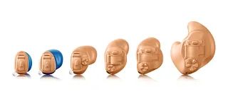 Un grupo de audífonos están alineados en fila sobre un fondo blanco.